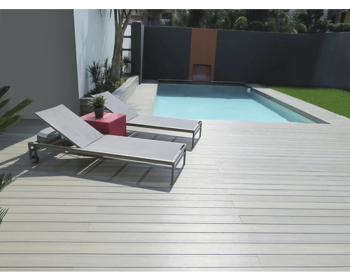 Terrasse mit Pool, zwei Liegestühlen und kleinem Tisch