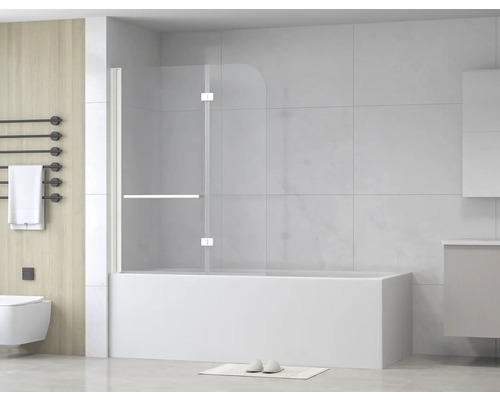 Badezimmer mit Badewanne und Duschwand aus Glas