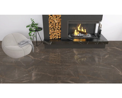 Wohnzimmer mit Kamin, Sitzgelegenheit und Bodenfliesen