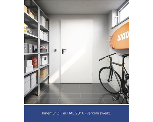 Weiße Innentür in einem Raum mit Regalen und einem Fahrrad