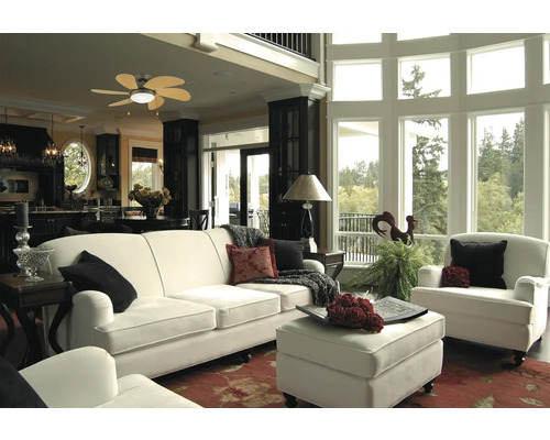 Helles Wohnzimmer mit Sofa, Sessel, Ottomane und großem Fenster