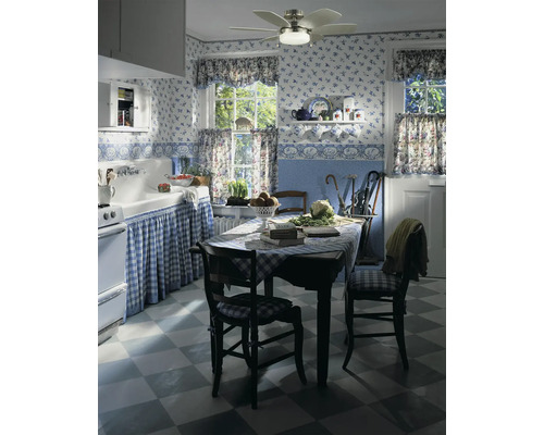 Küchenszene mit Tisch, Stühlen, Deckenventilator und floralem Dekor