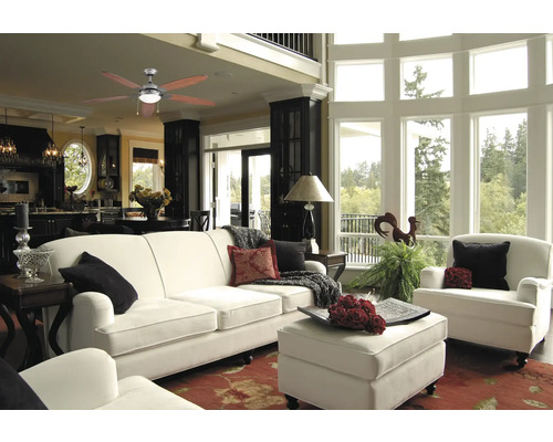 Wohnzimmer mit Deckenventilator, Sofa, Sessel und Fensterfront