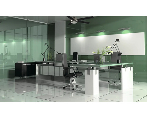 Büro mit Schreibtischen, Bürostühlen und Deckenventilator