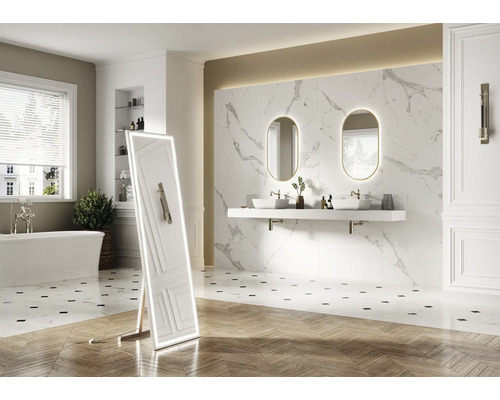 Helles Badezimmer mit Badewanne, Doppelwaschbecken und beleuchtetem Spiegel