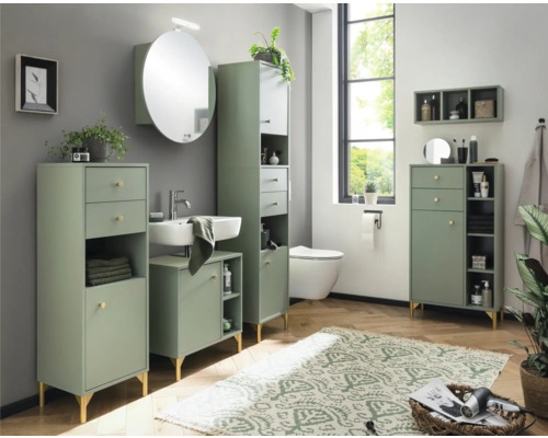 Badezimmer mit Waschbecken, Spiegel, Badezimmerschränken und Toilette in einem hellen und organisierten Stil.