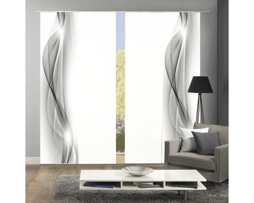 Schiebegardine mit abstraktem Muster in einem Wohnzimmer