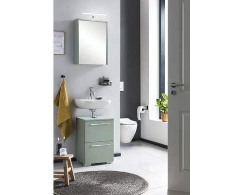 Helles Badezimmer mit Waschtisch, Spiegelschrank und Toilette.