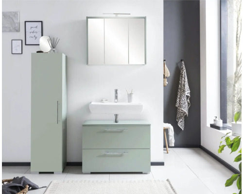 Modernes Badezimmer mit Waschtisch, Spiegelschrank und Hochschrank für eine helle und organisierte Atmosphäre.