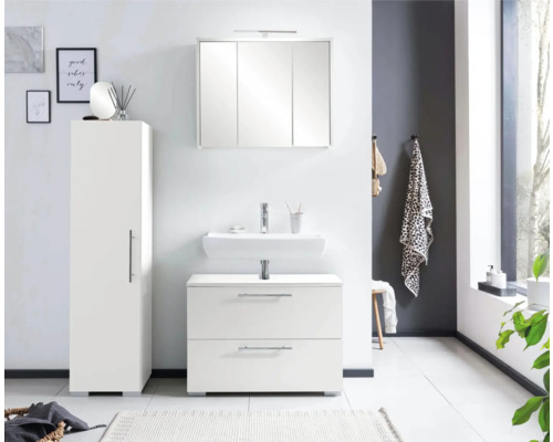 Badezimmer-Szene mit weißem Waschtischunterschrank, Spiegelschrank und Hochschrank für ein helles, organisiertes Ambiente