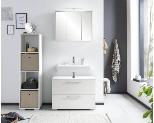 Modernes Badezimmer mit Waschbeckenunterschrank, Spiegelschrank und Regal