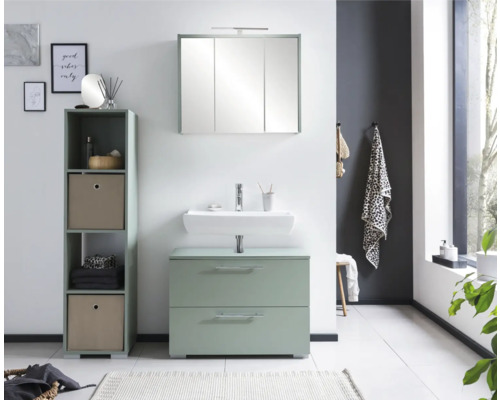 Badezimmer mit Waschbecken, Unterschrank, Spiegelschrank und Regal