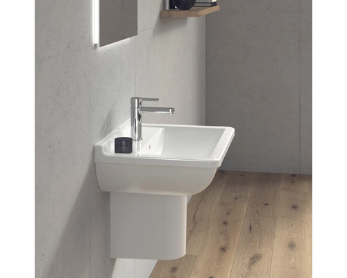 Modernes Badezimmerwaschbecken mit Armatur an einer grauen Wand