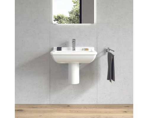 Modernes Badezimmer mit Waschbecken und Handtuchhalter