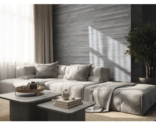 Wohnzimmer mit großer Couch, Couchtischen und Zimmerpflanze