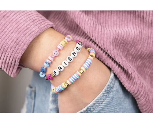 Arm mit drei Freundschaftsarmbändern