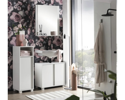 Modernes Badezimmer mit Waschbecken, Spiegel, Badmöbeln und floraler Tapete