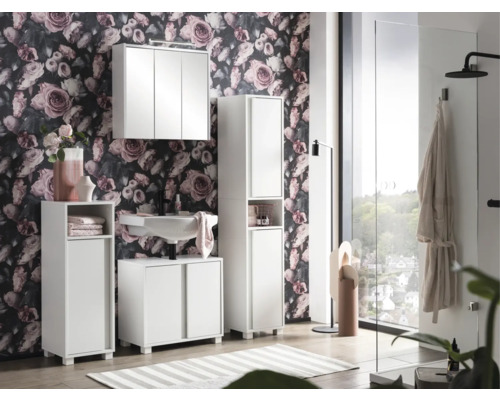 Modernes Badezimmer mit weißen Möbeln, Waschbecken, Spiegelschrank und floraler Tapete