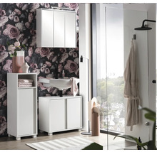 Modernes Badezimmer mit Blumendekor, Waschtisch, Spiegelschrank und Duschkabine