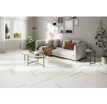Heller Wohnraum mit Fliesenboden in Marmoroptik, Sofa, Tisch und Dekoration