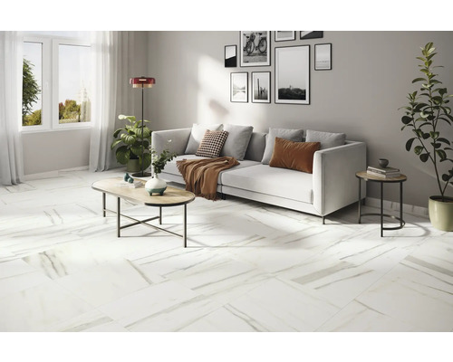 Heller Wohnraum mit Fliesenboden in Marmoroptik, Sofa, Tisch und Dekoration