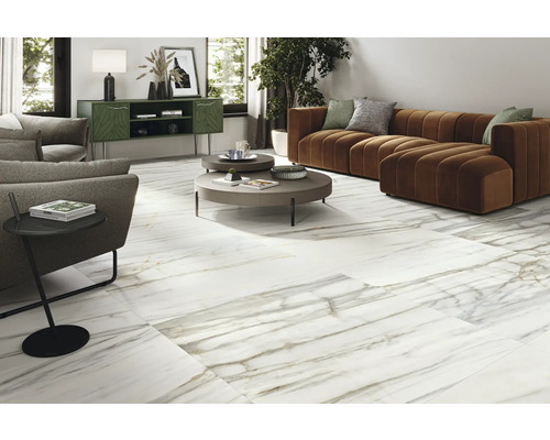 Heller Wohnraum mit Bodenfliesen in Marmoroptik, Sofa und Couchtisch