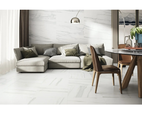 Heller Wohnraum mit Fliesenboden in Marmoroptik, Sofa und Essbereich