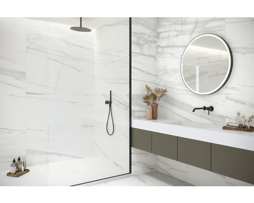 Modernes Badezimmer mit Marmorfliesen, Dusche und Waschtisch mit Spiegel