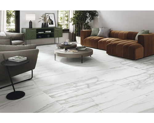 Wohnzimmer mit weißem Marmorfliesenboden, braunem Sofa und Couchtisch