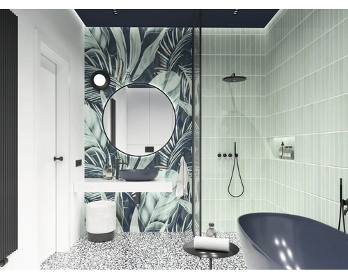 Modernes Badezimmer mit Dusche, Waschbecken, Spiegel und dekorativer Wandgestaltung