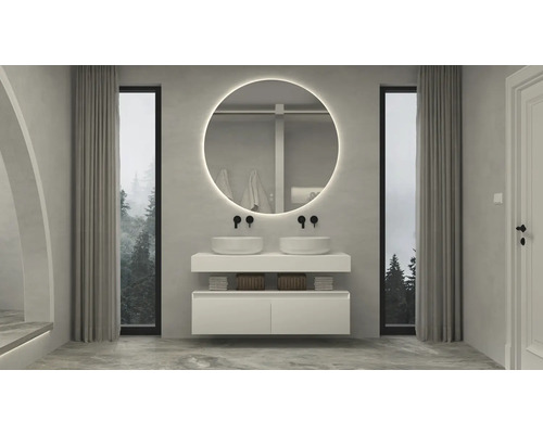 Helles Badezimmer mit Doppelwaschtisch, rundem Spiegel mit Beleuchtung und Fenster