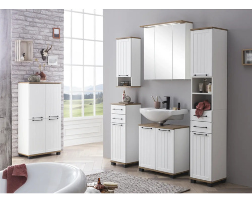 Badezimmer mit Waschbecken, Spiegelschrank und Hochschränken in Weiß und Holzoptik