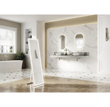 Helles Badezimmer mit Doppelwaschbecken, Spiegeln und Badewanne