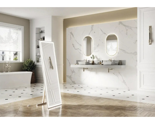 Helles Badezimmer mit Doppelwaschbecken, Spiegeln und Badewanne