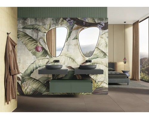 Modernes Badezimmer mit zwei Waschbecken, Spiegeln und floraler Tapete für eine helle und freundliche Atmosphäre.