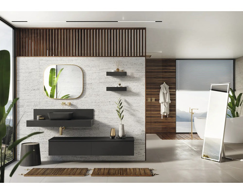 Modernes Badezimmer mit Waschtisch, Spiegel, Regalen und Badewanne