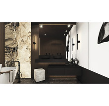 Modernes Badezimmer mit Badewanne, Waschtisch mit zwei Waschbecken, Spiegel und Beleuchtung.