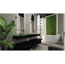 Helles Badezimmer mit Doppelwaschtisch, Badewanne und Mooswand
