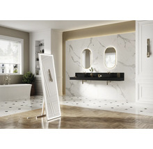 Badezimmer mit Badewanne, Waschtisch mit zwei Waschbecken und beleuchtetem Spiegel