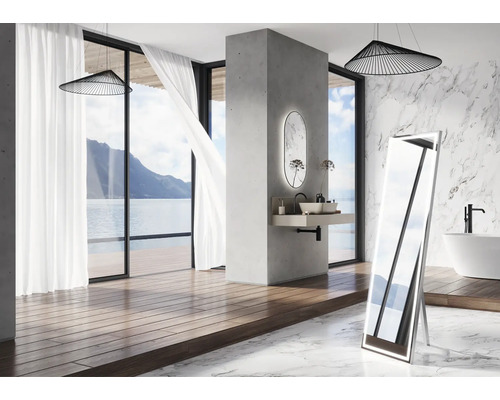 Badezimmer mit freistehendem Spiegel, Waschtisch, Badewanne und Meerblick