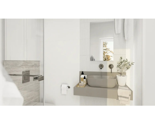 Helles Badezimmer mit Waschbecken, Spiegel und Handtüchern.