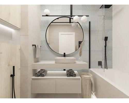 Helles Badezimmer mit Waschbecken, Spiegel, Badewanne und Fliesen mit geometrischem Muster.