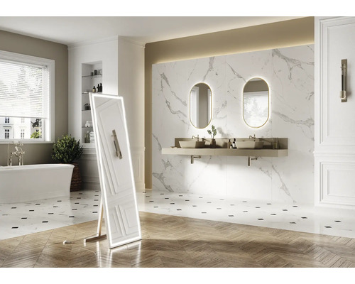 Helles Badezimmer mit Badewanne, Waschtisch mit zwei Waschbecken, Spiegeln und stehendem Ganzkörperspiegel