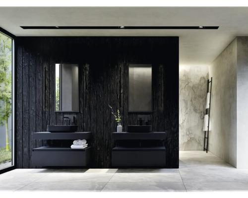 Badezimmer mit zwei Waschtischen, Spiegeln und Holzwand