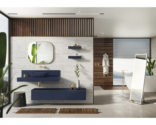 Helles Badezimmer mit Waschtisch, Spiegel und Badewanne