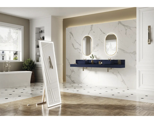 Badezimmer mit freistehender Badewanne, Waschtisch mit zwei Waschbecken, Spiegel und stehendem Spiegel mit Beleuchtung