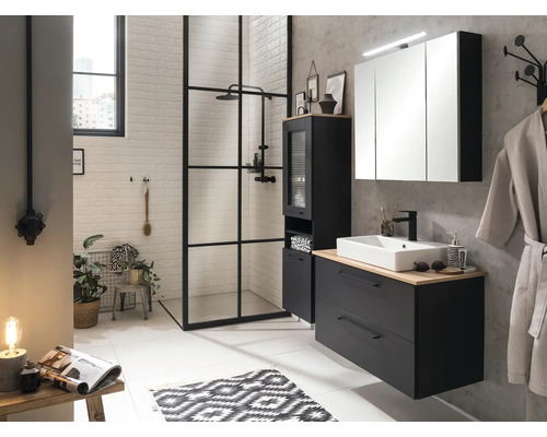 Badezimmer mit Dusche, Waschtischunterschrank, Spiegelschrank und Handtuchhalter in modernem Design.