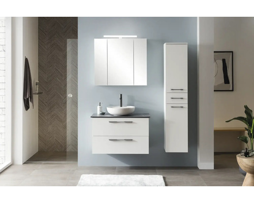 Modernes Badezimmer mit Waschtisch, Spiegelschrank und Hochschrank für Badezimmerzubehör