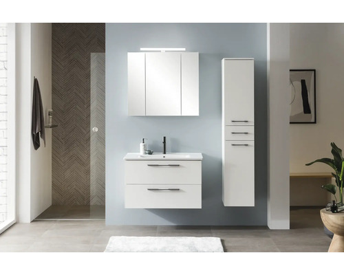 Badezimmer mit Waschbeckenunterschrank, Spiegelschrank und Hochschrank