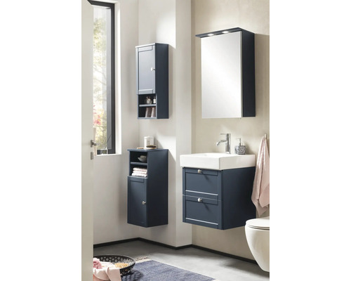 Modernes Badezimmer mit Waschbeckenunterschrank, Spiegelschrank und Hängeschränken für Stauraum